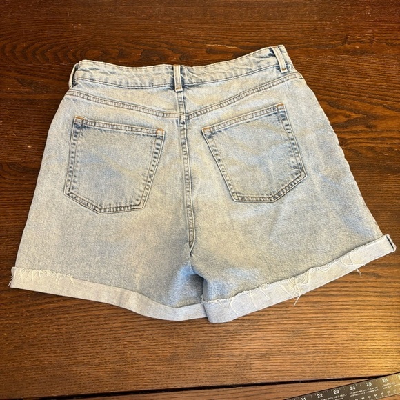 H&M Women’s Mom Comfort High
Denim Shorts Size 10 Supersoft Distressed 5 Pockets - Picture 11 of 14